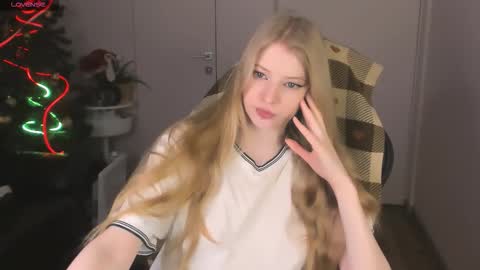 Mia online show from December 18, 4:13 pm