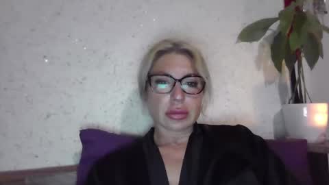 fox_red_lady7 online show from May 10, 9:21 pm