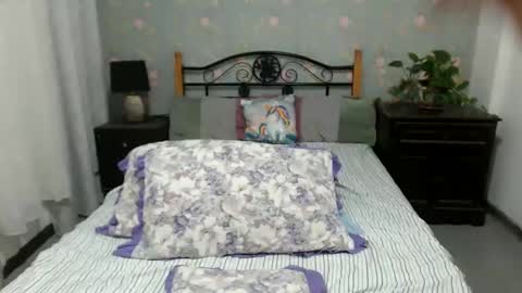 foxyhershey online show from January 7, 1:17 am