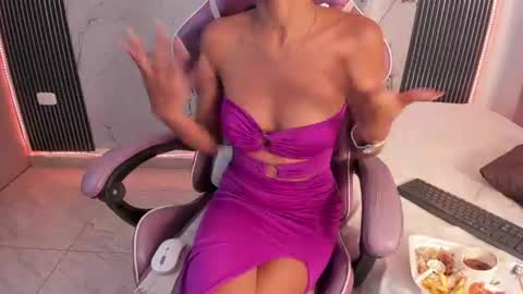 Laura online show from July 4, 7:39 pm