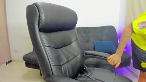 freyva_ online show from June 17, 10:04 pm