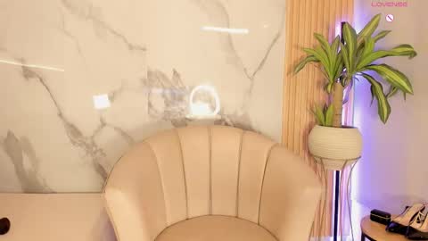   Independent model online show from January 6, 12:20 pm