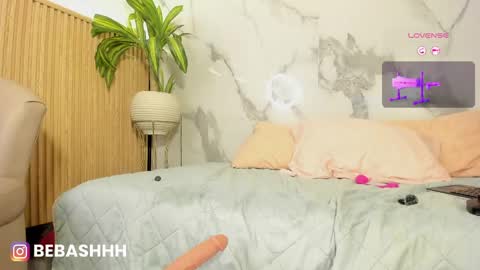   Independent model online show from March 28, 12:28 pm