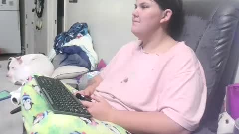 Snapshot of gamer202324 chatting on November 2, 2:33 am gamer202324 online show from November 2, 2:33 am