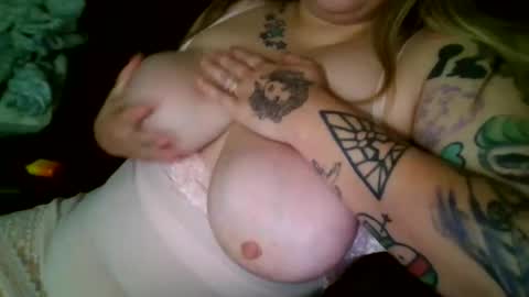 Snapshot of gamergirl2025 chatting on October 19, 4:39 am tatted tootsie online show from October 19, 4:39 am