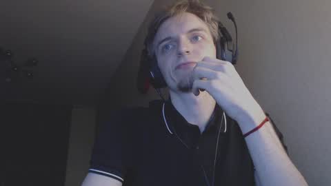 Snapshot of gasturfahe chatting on December 21, 2:09 am gasturfahe online show from December 21, 2:09 am