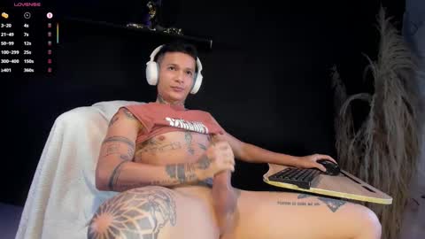 independent model online show from March 16, 9:52 pm