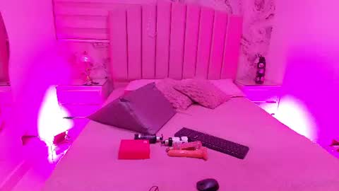 gia_roux_ online show from June 18, 3:12 am