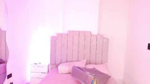 gia_roux_ online show from June 16, 7:18 pm