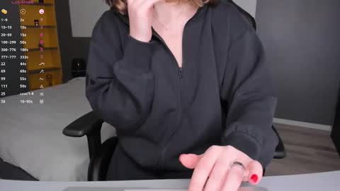 gigihadd online show from February 14, 5:59 pm