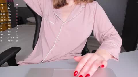 gigihadd online show from March 8, 6:45 pm