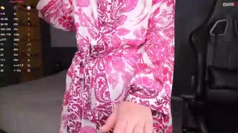 gigihadd online show from July 28, 2:13 pm