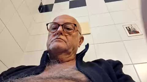 giutomma930394 online show from May 20, 7:38 am