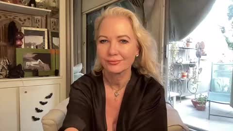 Snapshot of gl1tter_barbie chatting on October 21, 4:28 am Gl1tter Barbie online show from October 21, 4:28 am