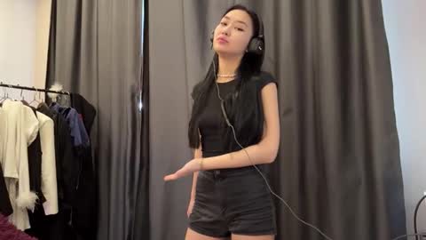 Mia online show from March 23, 9:25 am