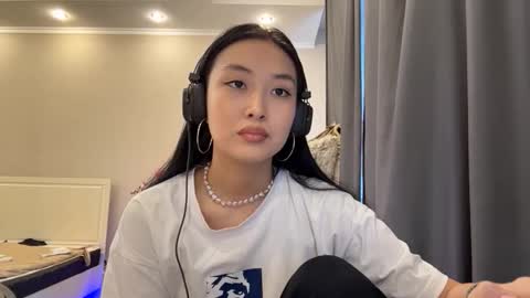 Mia online show from March 15, 11:24 am