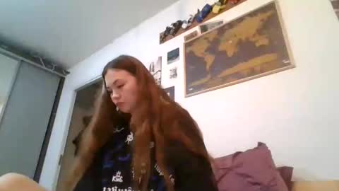 Snapshot of glitter_doll chatting on February 13, 8:45 pm glitter_doll online show from February 13, 8:45 pm