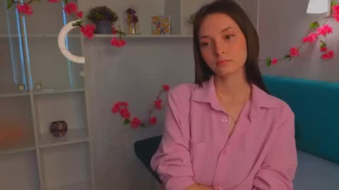 Mia online show from May 22, 8:21 am