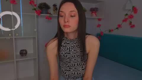 Mia online show from May 24, 8:43 am