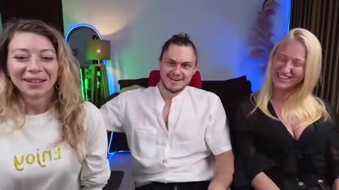   330 UTC2 girls   online show from December 7, 3:20 am