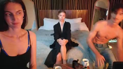   330 UTC2 girls   online show from September 12, 6:04 am