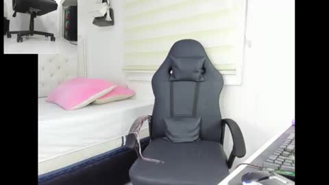 goddess_of_pigs online show from November 28, 6:54 am