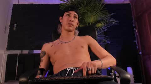 Snapshot of godly_huan chatting on March 4, 2:17 am HUAN online show from March 4, 2:17 am