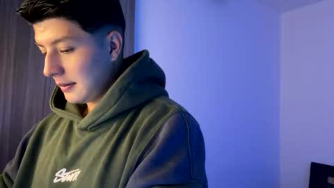 goldenknight33 online show from December 1, 3:43 pm