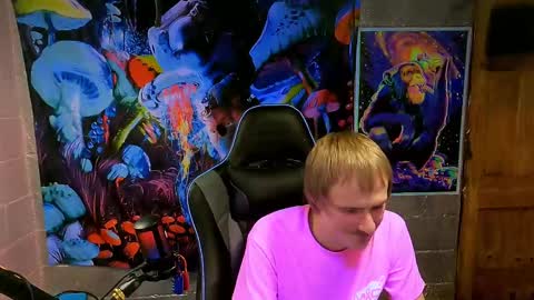 Snapshot of greenlungs8195 chatting on February 16, 6:43 am Greenlungs8195 online show from February 16, 6:43 am