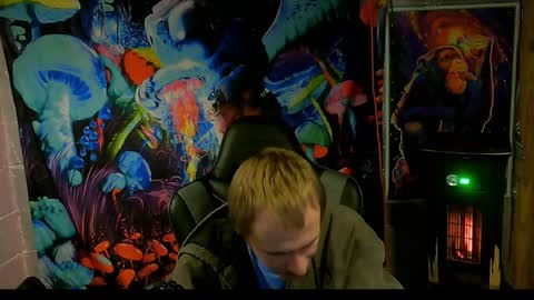 Snapshot of greenlungs8195 chatting on December 20, 5:47 am Greenlungs8195 online show from December 20, 5:47 am