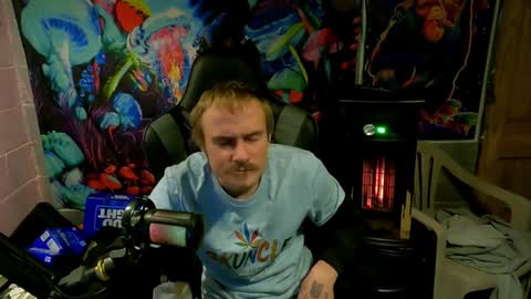 Snapshot of greenlungs8195 chatting on December 29, 6:35 am Greenlungs8195 online show from December 29, 6:35 am