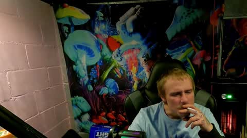 Snapshot of greenlungs8195 chatting on December 29, 9:39 am Greenlungs8195 online show from December 29, 9:39 am