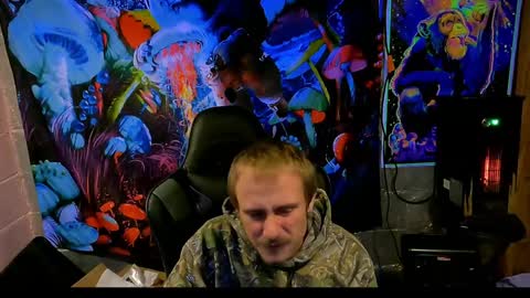 Snapshot of greenlungs8195 chatting on December 13, 6:42 am Greenlungs8195 online show from December 13, 6:42 am