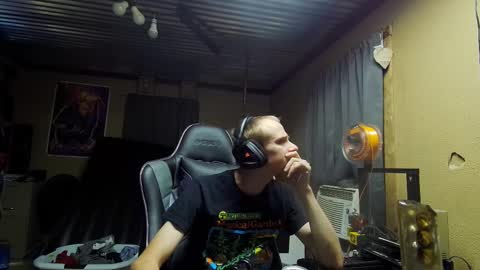 Snapshot of greenlungs8195 chatting on October 8, 9:04 am Greenlungs8195 online show from October 8, 9:04 am