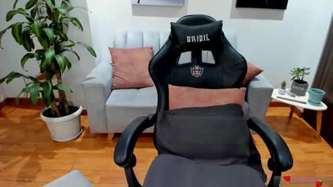 Snapshot of greta_miss chatting on January 30, 2:27 am  Emmy  online show from January 30, 2:27 am