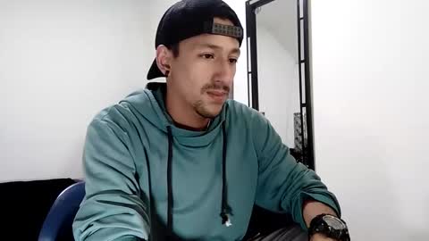 Snapshot of guykarim chatting on December 29, 5:21 am karim online show from December 29, 5:21 am