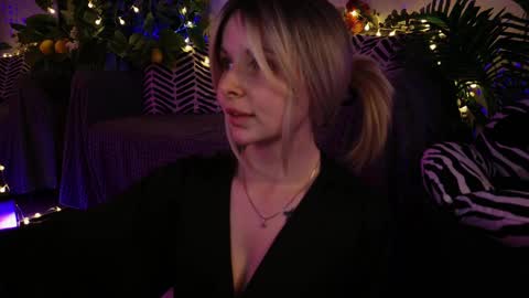 gwenhilton online show from February 21, 9:02 am