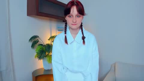 Kelly  Lilly online show from September 12, 7:05 pm