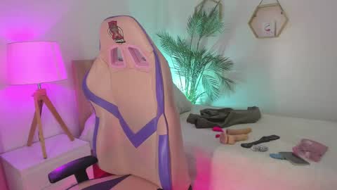 Hadid online show from April 16, 2:00 am