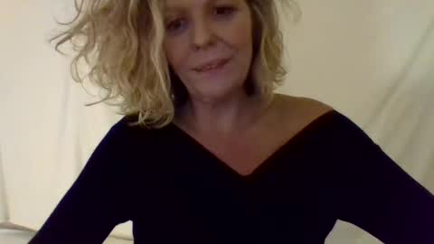 Snapshot of haileys123 chatting on December 28, 5:02 am Hailey online show from December 28, 5:02 am