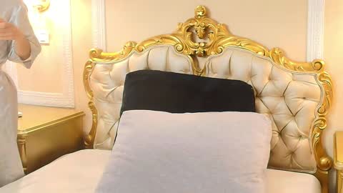 Hallie Stone online show from March 21, 12:10 pm