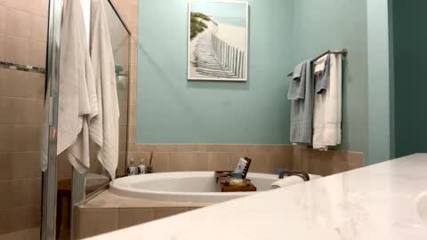 hangit0ut online show from December 6, 10:55 am