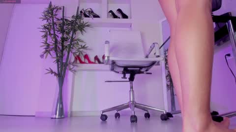 HANNAH HOWELL online show from April 8, 9:45 am