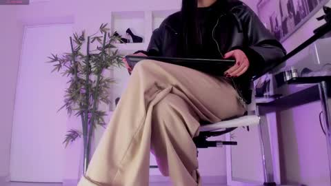 HANNAH HOWELL online show from April 28, 9:35 am