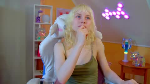 Hannah online show from April 26, 1:42 pm