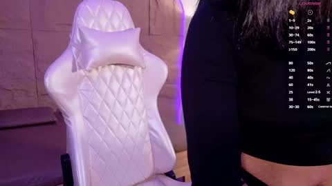 hannahmonttgomery  Help me reach 100 Hands up online show from April 15, 5:05 pm