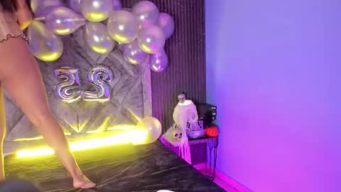 hannyk_ online show from October 16, 1:33 pm