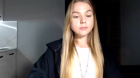 happy_fox_ online show from December 4, 8:41 pm