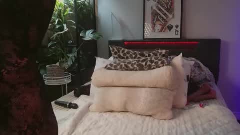 Hazeleo online show from November 25, 7:23 pm