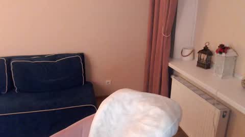 Snapshot of heaven_chloe chatting on February 20, 11:43 pm Heaven girl online show from February 20, 11:43 pm